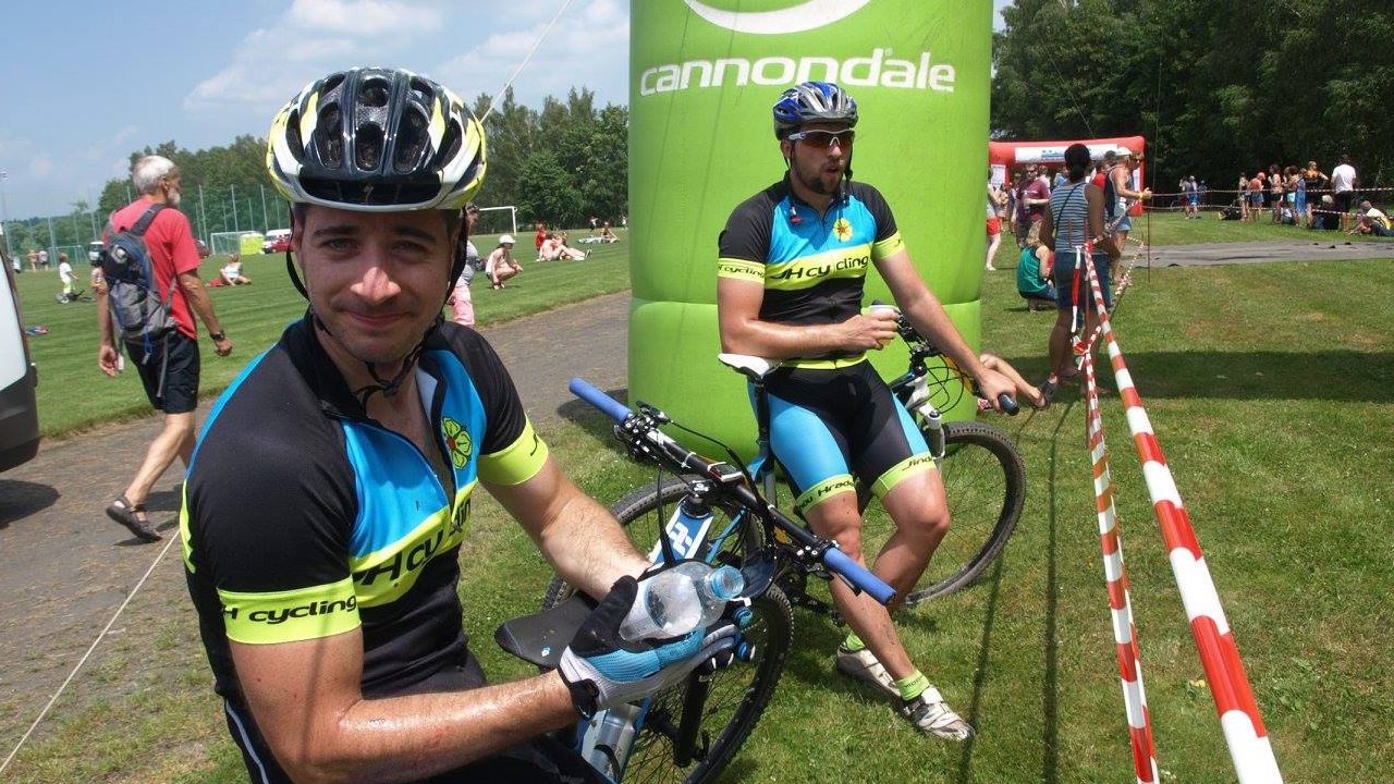 Dva jezdci JH cycling v týmových dresech po závodě